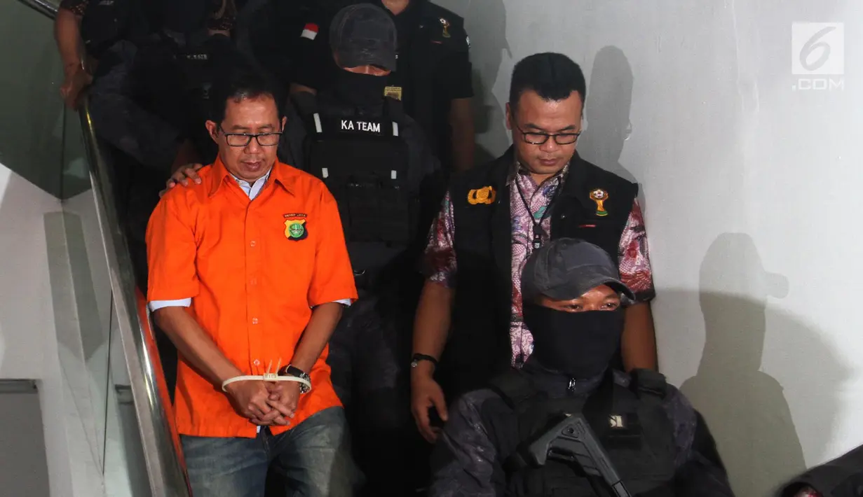 Mantan Plt Ketua PSSI Joko Driyono (kiri) saat diserahkan kepada Kejaksaan Agung di Polda  Metro Jaya, Jakarta, Jumat (12/4). Selain Joko Driyono, Satgas Antimafia Bola juga menyerahkan barang bukti kasus pengaturan skor kepada Kejaksaan Agung. (merdeka.com/Imam Buhori)