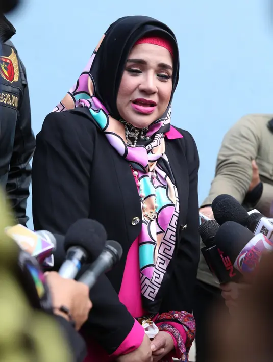 "Hari ini tadinya saya pikir Umi bisa hadir memenuhi undangan Trans TV tapi Umi bilang pilih istirahat. Kita juga bagi-bagi tugas untuk menghadapi ini,” ungkap Fitria. (Nurwahyunan/Bintang.com)