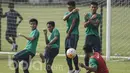 Para pemain Timnas Indonesia U-22 berupaya menghadang tendangan bebas Febri Hariyadi saat latihan terakhir. Pelatnas Spanyol nantinya akan diikuti 26 pemain yang sekarang ini sudah mengikuti latihan. (Bola.com/Vitalis Yogi Trisna)