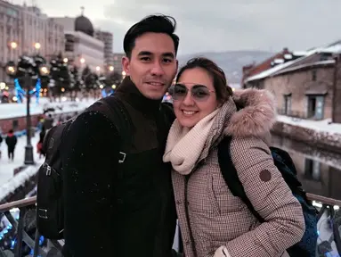 Pasangan selebriti yang juga presenter top tanah air, Darius Sinathrya dan Donna Agnesia kini sedang menikmati liburan keluarga di Jepang. Momen ini menjadi liburan seru karena liburan ini juga jadi perayaan hari jadi pernikahan mereka. (Liputan6.com/IG/@darius_sinathrya)