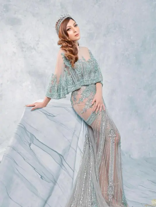 Kemudian Sarah Kiehl mengenakan dress dengan detail cape dan kereta panjang.(Instagram/fdphotography90).