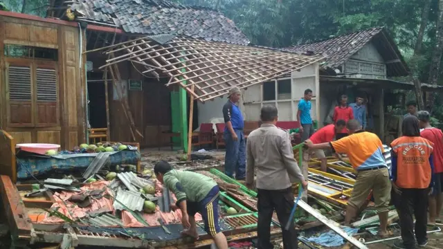 Angin langkisau terjang Kecamatan Karanglewas, Banyumas.(Foto: Liputan6.com/Tagana Banyumas/Muhamad Ridlo)
