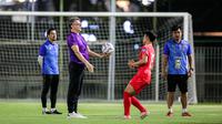 Pelatih Vietnam, Philippe Troussier, saat memimpin sesi latihan jelang laga melawan Timnas Indonesia di Lapangan A Senayan, Jakarta, Rabu (20/3/2024). Timnas Vietnam akan menjalani laga krusial melawan timnas Indonesia pada lanjutan Grup F Kualifikasi Piala Dunia 2026 zona Asia. (Bola.com/Bagaskara Lazuardi)