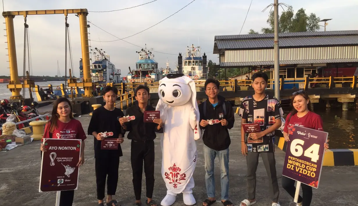 Maskot Piala Dunia 2022, La'eeb berfoto bersama warga saat mengunjungi Dermaga Banjar Raya,  Banjarmasin, Sabtu (29/10/2022). La'eeb sebelumnya sudah menyapa warga Banjarmasin di Pasar Baru, masjid raya Sabilal, dan pasar Anyar. Sabtu (29/10/2022) kemarin. (FOTO: Dok. SCM)