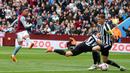 Gelandang Aston Villa, Jacob Ramsey (kiri) mencetak gol pertama timnya ke gawang Newcastle United pada laga lanjutan Liga Inggris 2022/2023 di Villa Park, Birmingham (15/4/2023). (AFP/Geoff Caddick)