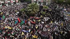 Warga Iran berunjuk rasa di Alun-Alun Palestina, Teheran pada 9 April 2025. (ATTA KENARE/AFP)