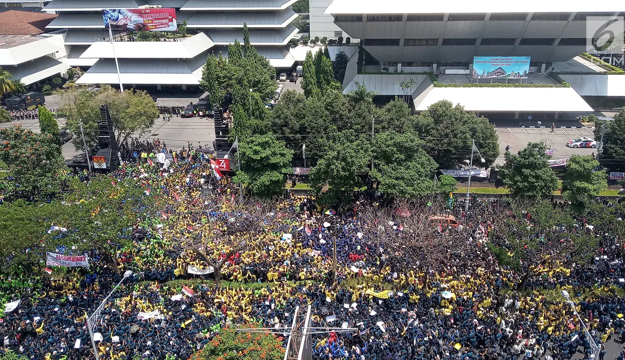 Mahasiswa dari berbagai universitas menggelar unjuk rasa di Kantor Gubernur Jawa Tengah, kawasan Jalan Pahlawan Semarang, Selasa (24/9/2019). Mereka menggelar demonstrasi untuk menentang RUU dan UU bermasalah yang rencana disahkan DPR RI hari ini. (Liputan6.com/Gholib)