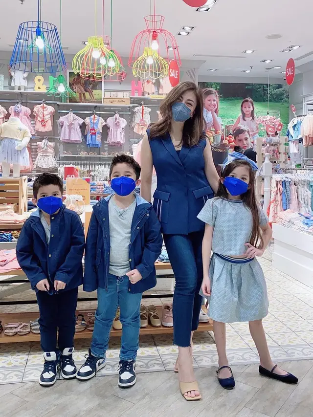 Dhena Devanka Bareng Tiga Anaknya