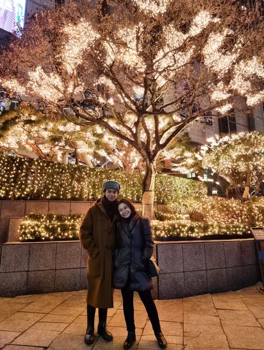 Ia mengenakan puffer jacket dan skinny pants, lengkap dengan boots [instagram/itsrossa910]