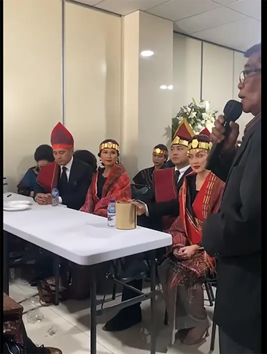 Pesta sesuai dengan adat Batak tersebut digelar setelah 13 tahun menikah. Dalam wawancara di YouTube Intens Investigasi, artis berusia 39 tahun itu mengungkapkan alasannya. [Instagram/riantic]