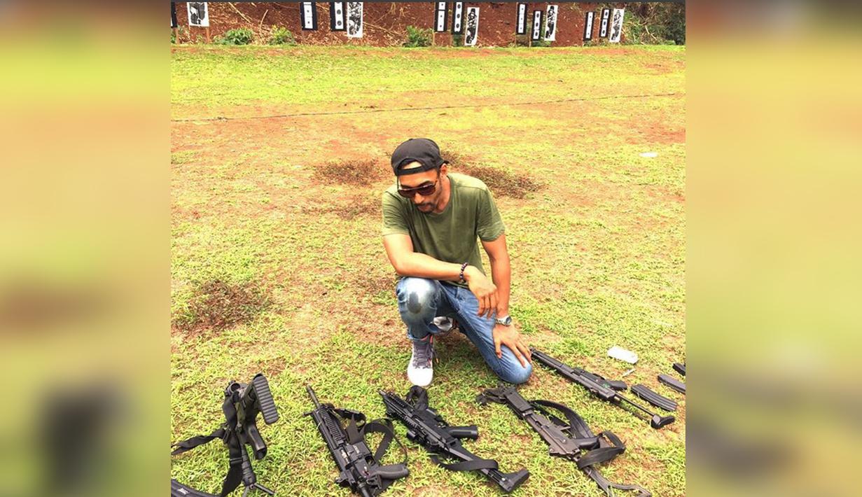 Restu Sinaga lagi bingung tuh milih senjata yang tepat. (Instagram/ restusinaga)