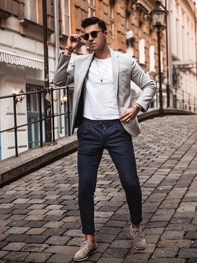 Pria dengan Blazer.