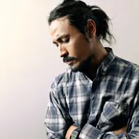 Lewat album Jalur Alternatif, Marcello Tahitoe menyuarakan bahwa ia memiliki jalan dan cara sendiri untuk mencapai sebuah kesuksesan. (Fotografer: Galih W. Satria/Bintang.com, Digital Imaging: Muhammad Iqbal Nurfajri/Bintang.com)