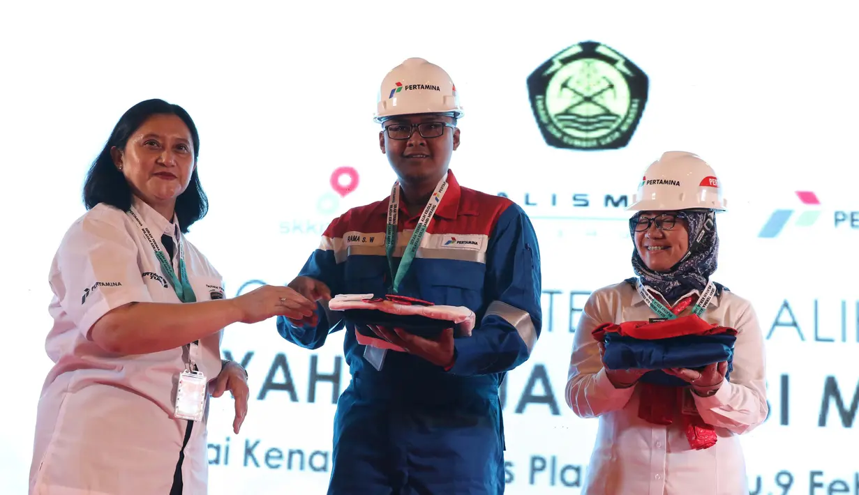 Dirut Pertamina Hulu Energi, Meidawati (kiri) menyerahkan perlengkapan kerja kepada perwakilan karyawan saat Seremoni Serah Terima Alih Kelola Wilayah Kerja Jambi Merang di Sungai Kenawang Gas Plant, Sumsel, Sabtu (9/2). (Liputan6.com/Helmi Fithriansyah)