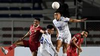 Pemain Timnas Indonesia, Ricky Kambuaya (kiri) berebut bola diudara dengan pemain Filipina, Amani Santos Aguinaldo dalam laga pamungkas Grup A Piala AFF 2022 yang berlangsung di Stadion Rizal Memorial, Manila. Filipina berhasil mencetak gol penghibur jelang akhir pertandingan. Sundulan Sebastian Rasmussen di menit ke-83 berhasil memperkecil ketertinggalan. (AFP/Jam Sta Rosa)