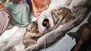 Seorang teknisi memeriksa lukisan dinding kubah katedral Basilica di Santa Maria del Fiore di Italia (11/1). Petugas melakukan pemeriksaan dan perawatan rutin untuk menjaga keutuhan bangunan itu. (Claudio Giovannini/Opera del Duomo press office via AP)