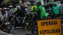 Polisi lalu lintas menindak pengendara sepeda motor saat razia Operasi Patuh Jaya 2019 di kawasan Kemanggisan, Jakarta, Kamis (29/8/2019). Diketahui, Operasi Patuh Jaya 2019 di wilayah hukum Polda Metro Jaya mulai digelar hari ini hingga 11 September 2019. (Liputan6.com/Faizal Fanani)