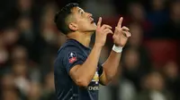 Striker Manchester United, Alexis Sanchez, merayakan gol yang dicetaknya ke gawang Arsenal pada laga Piala FA di Stadion Emirates, London, Jumat (25/1). Arsenal kalah 1-3 dari MU. (AFP/Daniel Leal-Olivas)