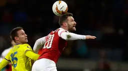 Pemain Arsenal Shkodran Mustafi berusaha merebut bola dari pemain BATE Borisov, Maksim Skavysh pada leg pertama 32 besar Liga Europa di Borisov Arena, Kamis (14/2). Arsenal kalah dengan skor 0-1 saat bertandang ke markas Bate Borisov. (AP/Sergei Grits)