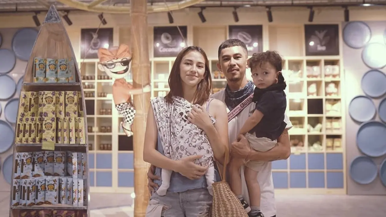 Hamil Anak Ketiga, Ini 6 Potret Dahlia Poland Momong Kedua Buah Hatinya