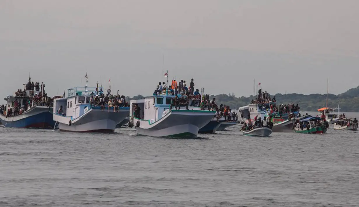 Sebuah kapal tenggelam akibat kelebihan penumpang saat akan melakukan ibadah Jumat Agung (AFP Photo/STR)