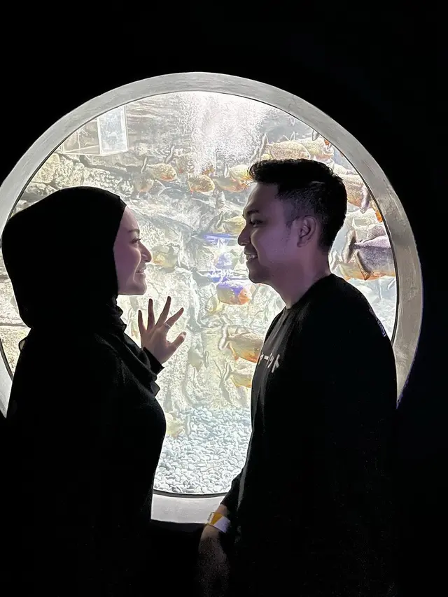 Nathalie Holscher dan Fariz Utama Kencan di Jakarta Aquarium