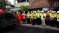 Pemerintah tengah mengujicobakan aspal berbahan campuran limbah plastik di Indonesia. (Liputan6.com/Ilyas Istianur P)