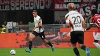 Bek Timnas Indonesia, Jay Idzes beraksi saat Venezia bertandang ke markas AC Milan dalam laga Serie A 2024/2025, Minggu (15/9/2024). (Instagram/jayidzes)