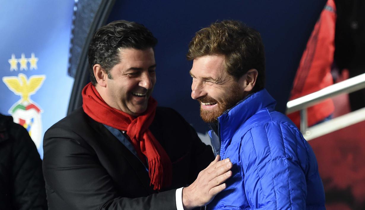 Pelatih Benfica, Rui Vitoria (kiri) dan Pelatih  Zenit, Andre Villas-Boas tertawa bersama pada leg pertama 16 besar Liga Champions di Estadio do Sport Lisboa, Rabu (17/2/2016) dini hari WIB. (AFP / Francisco Leong)