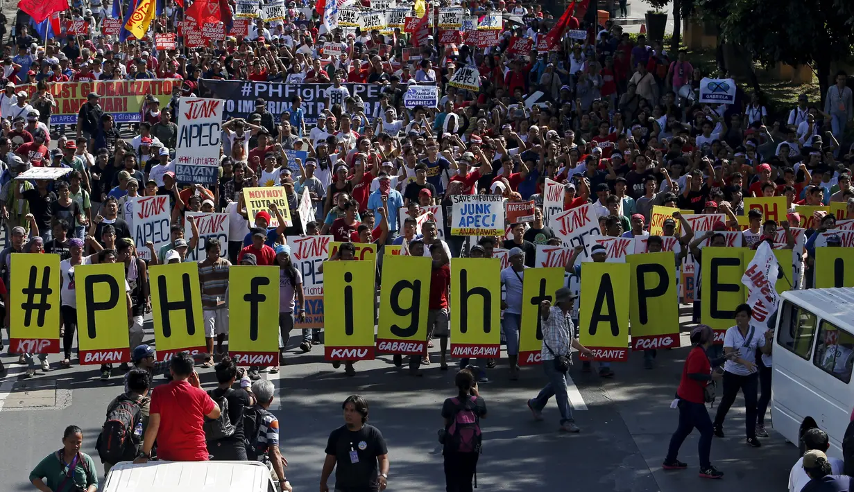 Ribuan orang dengan berbagai atribut melakukan long march saat unjuk rasa menuju lokasi KTT Asia-Pacific Economic Cooperation (APEC) di Manila, Filipina, Kamis (19/11). (REUTERS/Edgar Su)