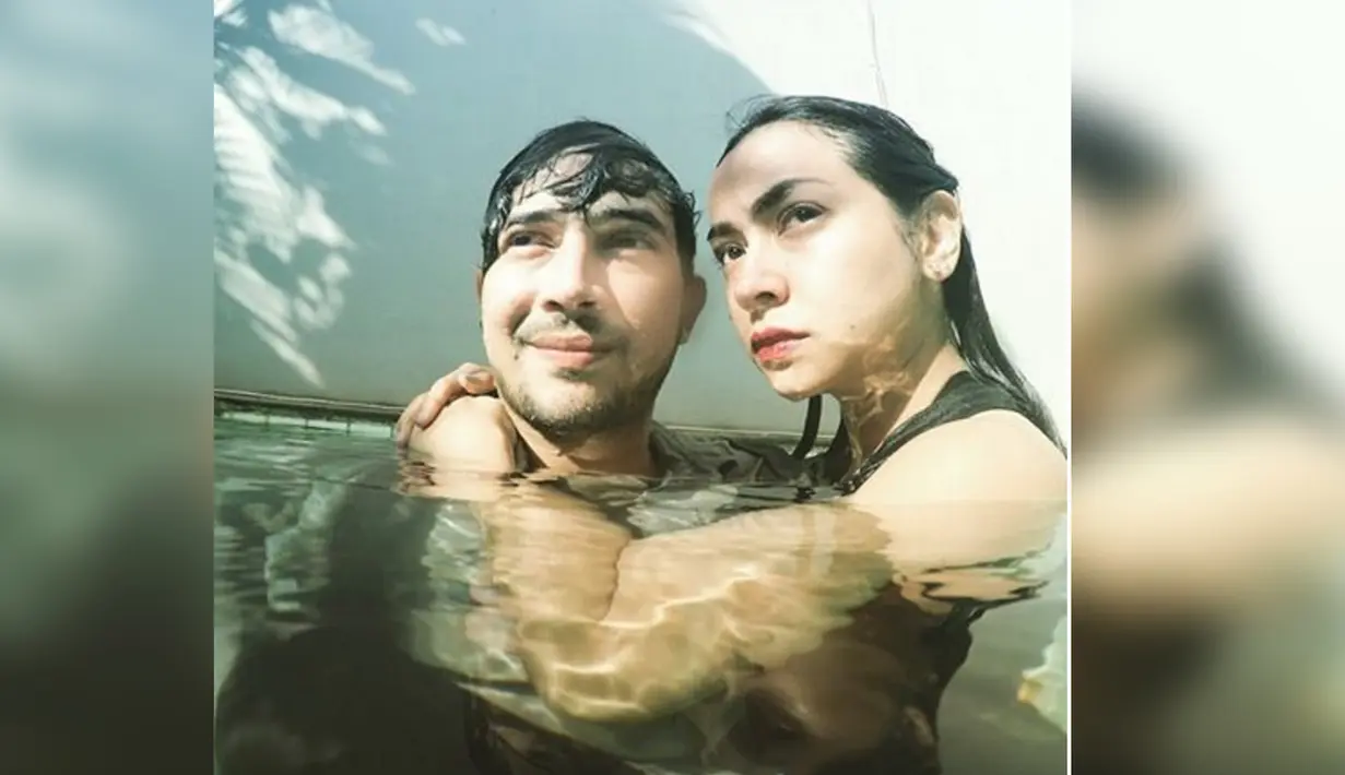 Aryani Fitriana bergaya sambil merangkul Donny Michael di kolam renang. (instagram.com/donnymichael/aryanifitriana24)