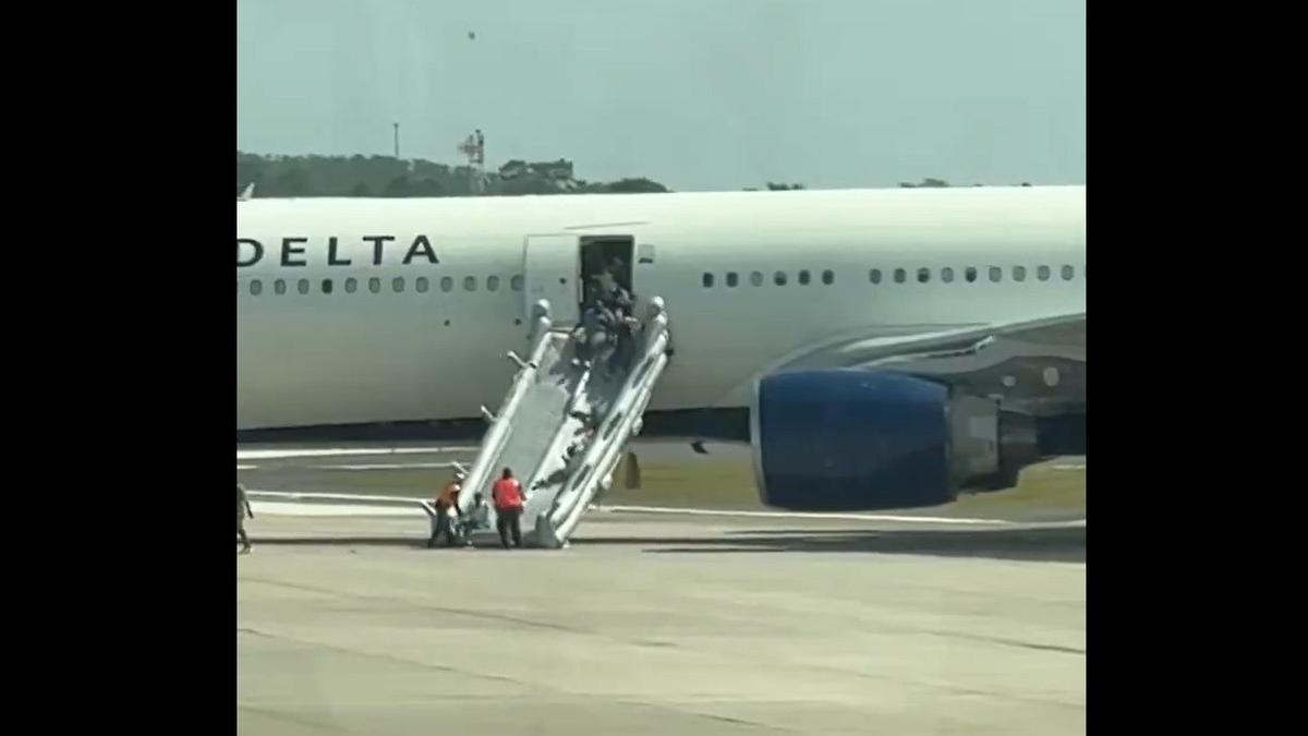 Mesin Pesawat Delta Air Lines Terbakar di Landasan Pacu Saat Hendak Lepas Landas, Bukti Layanan Penerbangan AS Tak Baik-baik Saja