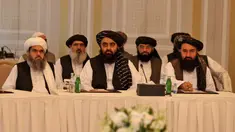 Delegasi Taliban Shahabuddin Delawar (kiri), Mullah Abdul Ghani Baradar, dan Khairullah Khairkhwa (kanan) bertemu diplomat asing di Doha, Qatar, Selasa (12/10/2021). Taliban mencari pengakuan serta bantuan untuk menghindari bencana kemanusiaan usai kembali berkuasa di Afghanistan. (KARIM JAAFAR/AFP)
