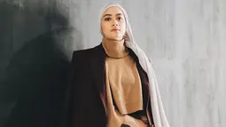 Meski sudah berusia 29 tahun, Ayudia masih cocok dengan outift kekinian. Ia kerap memadukan warna hijab, busana hingga sepatunya sehingga semakin enak dipandang. (Liputan6.com/IG/@ayudiac)