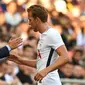 Striker Tottenham, Harry Kane, menghampiri sang pelatih Mauricio Pochettino usai membobol gawang Juventus pada laga persahabatan di Stadion Wembley, London, Sabtu (5/8/2017). Tottenham menang 2-0 atas Juventus. (AFP/Olly Greenwood)