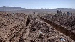 Korban gempa magnitudo 6,3 yang mengguncang Afghanistan kembali bertambah. (AP Photo/Ebrahim Noroozi)