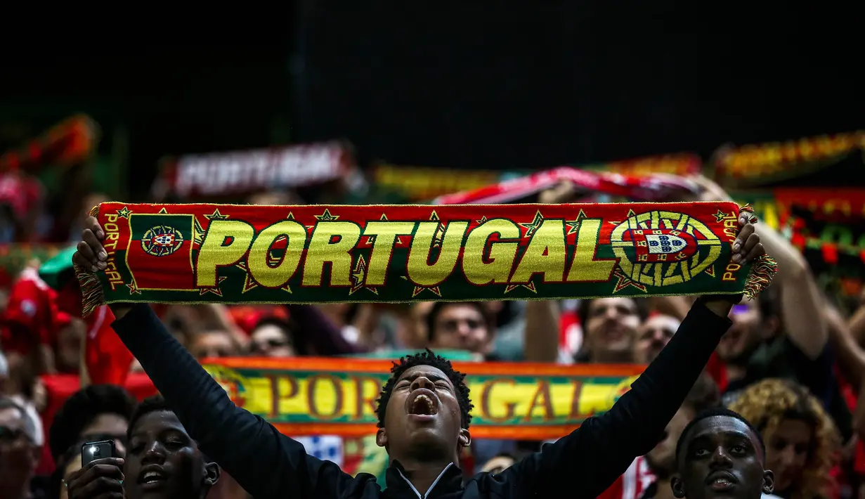 Para suporter merayakan kemenangan Portugal atas Luksemburg pada laga Kualifikasi Piala Eropa 2020 di Stadion Jose Alvalade, Lisbon, Sabtu (11/10). Portugal menang 3-0 atas Luksemburg. (AFP/Carlos Costa)