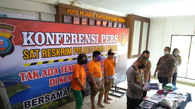 Para tersangka wanita muda