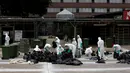 Petugas kesehatan menyisihkan unggas ke tempat sampah di sebuah pasar di Hong Kong, (7/6).  Pihak berwenang memutuskan untuk menangguhkan perdagangan unggas hidup setelah pemeriksaan menunjukkan adanya virus flu burung H7N9. (REUTERS/Bobby Yip)
