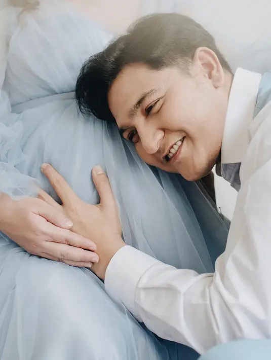 Sementara Qausar tampil gagah dengan setelan jas warna biru senada dengan sang istri.