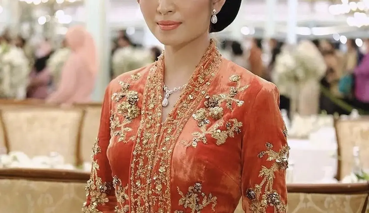 Selvi Ananda juga kerap menyanggul rambutnya, seperti saat mengenakan kebaya orange berpayet.  (@selvie_ananda_)