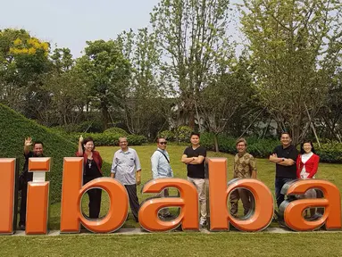 Sejumlah wisatawan berfoto di depan logo Alibaba saat mengunjungi kantor pusat di Hangzhou, China, yang merupakan salah satu perusahaan layanan e-commerce terbesar di dunia. (Liputan6.com/Iwan Triono)