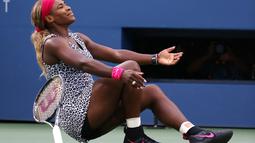 Serena resmi merengkuh Calendar Slam alias empat titel grand slam secara berurutan setelah gelar AS Terbuka 2014, Australia Terbuka 2015, dan Prancis Terbuka 2015.  (AP Photo/Mike Groll)