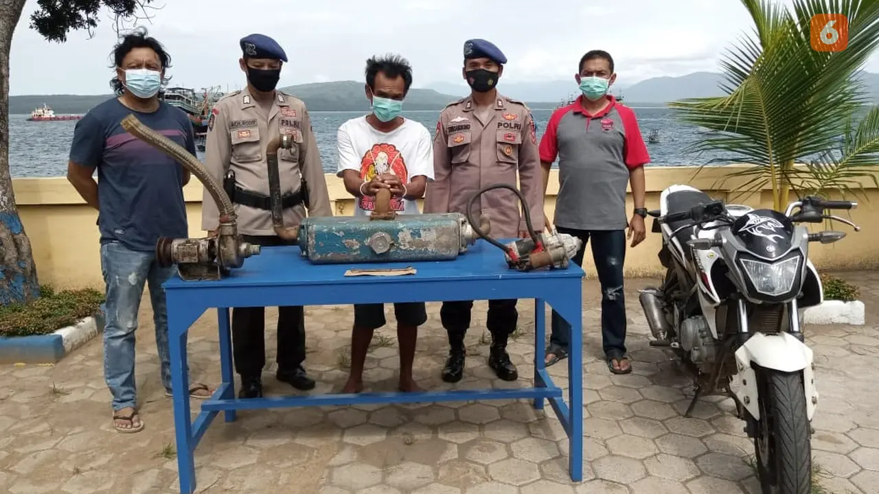 Tersangka Kamsiadi alias Jon (40) (Tengah) beserta barang bukti hasil curian diamankan di Kantor Satpol air Banyuwangi. (Hermawan Arifianto/Liputan6.com)