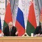 Presiden Rusia Vladimir Putin dan Presiden Belarus Alexander Lukashenko menghadiri pertemuan di Minsk, Belarus, pada Senin, 19 Desember 2022. (Pavel Bednyakov, Sputnik, Kremlin Pool Photo via AP)