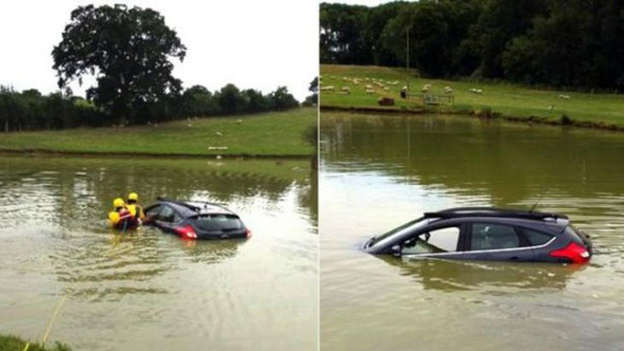 Mobilnya Nyebur Danau, Kakek Ini Bersikap Santai Sambil Merokok