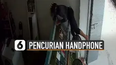 Terekam kamera CCTV seorang pria mencuri di konter handphone.