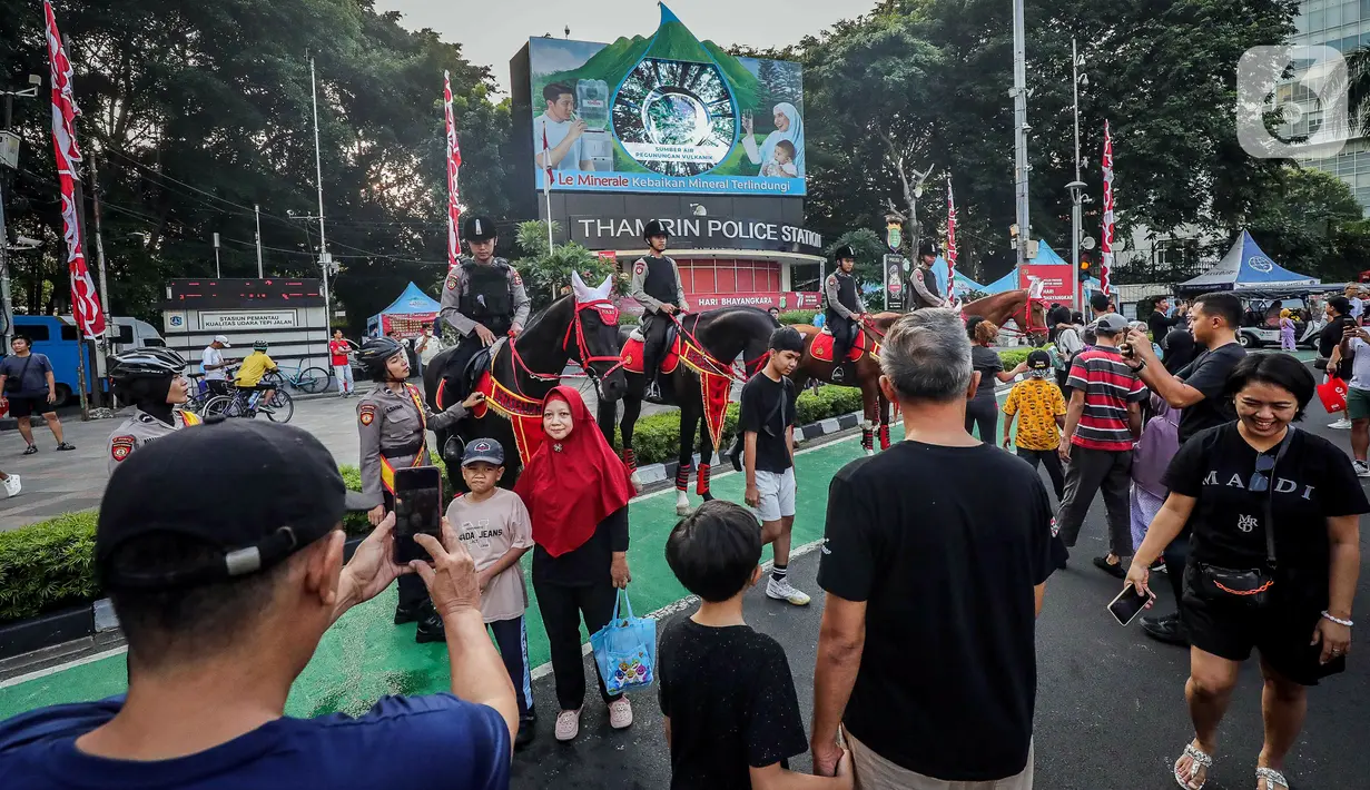 Polisi berkuda yang bersiaga di kawasan tersebut pun menjadi primadona. Banyak warga yang antusias berfoto-ria bersama mereka. (Liputan6.com/Faizal Fanani)