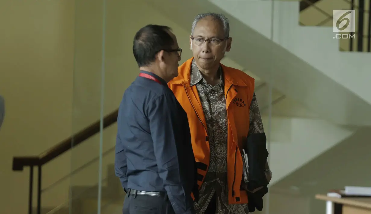 Dokter Rumah Sakit Medika Permata Hijau Bimanesh Sutarjo menunggu untuk menjalani pemeriksaan di gedung KPK, Jakarta, Kamis (25/1). (Liputan6.com/Faizal Fanani)