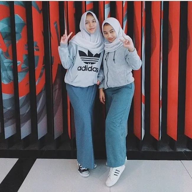 Hijab yang santun seperti ini patut kamu tiru. (sumber foto: @anaksma.hits/instagram)